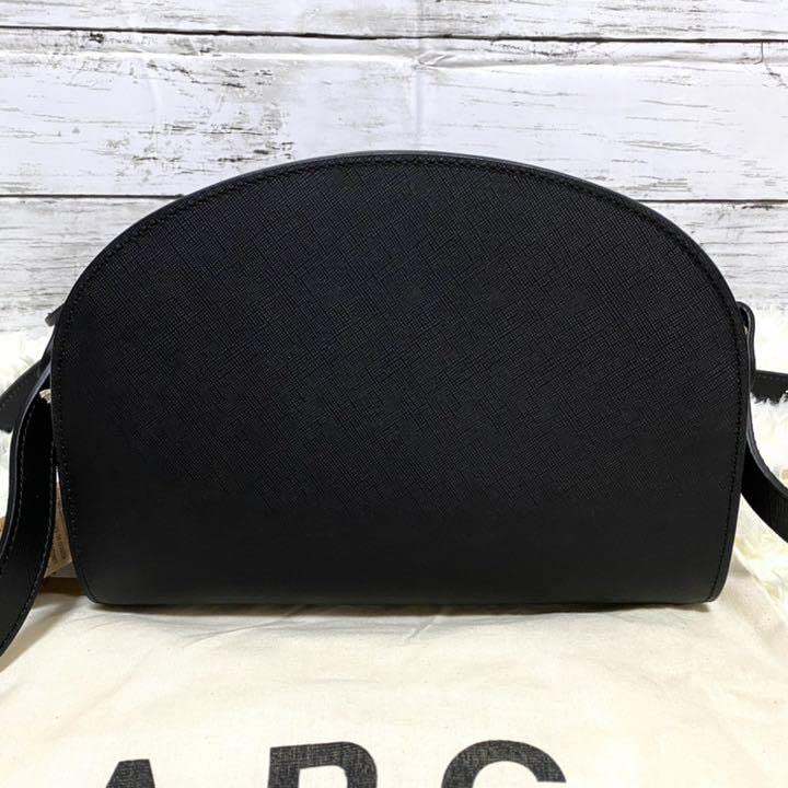 A.P.C.　アーペーセー　ハーフムーン　ショルダーバッグ　エンボスレザー A.P.C. アーペーセー ハーフムーンバッグ エンボスレザー
