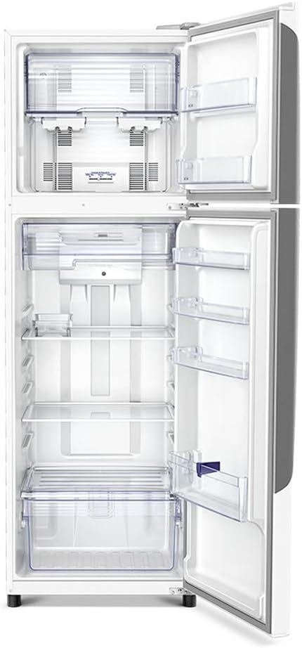 Imagem frontal do refrigerador com fundo branco. Imagem frontal do refrigerador com fundo branco.