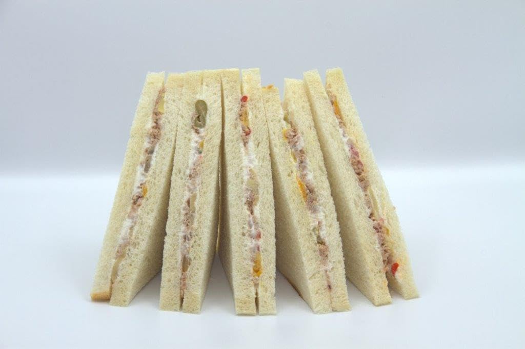 Confezione da 10 tramezzini gusti assortiti: 2 tonno e verdure 2 tonno e carciofi 2 tonno e uova 2 prosciutto cotto e formaggio e 2 prosciutto cotto e funghi
