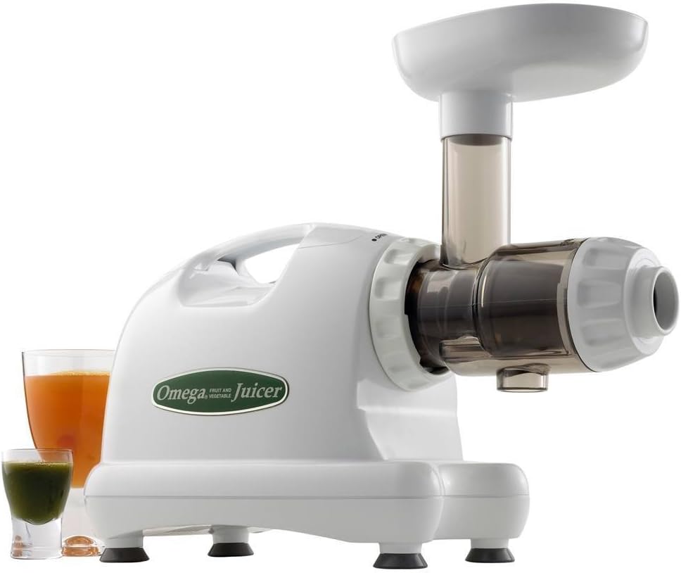Omega J8004 Masticating Juicer, white, with two glasses of juice