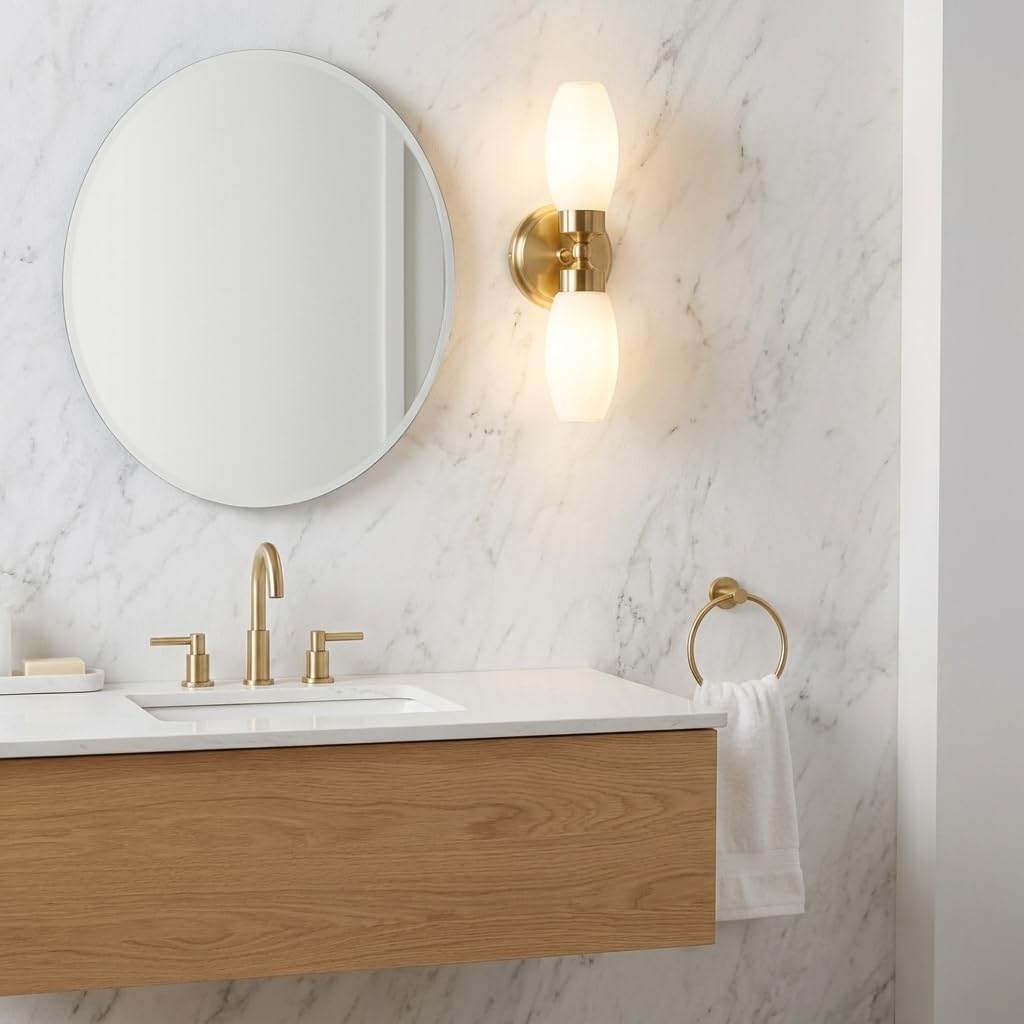 Alpinaluz Aplique de Pared para Baño con dos focos E14, Pantalla de Cristal Opal Blanco y Base de Metal Dorado, Protección IP44, Iluminación Suave y Elegante para Espejos y Tocadores Modernos