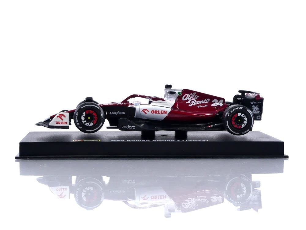 Bburago Alfa Romeo F1 Team Orlen C42 (2022): Modellauto im Maßstab 1:43, #24 Guanyu Zhou, mit Fahrer, Hardcase, rot-weiß (18-38068Z)