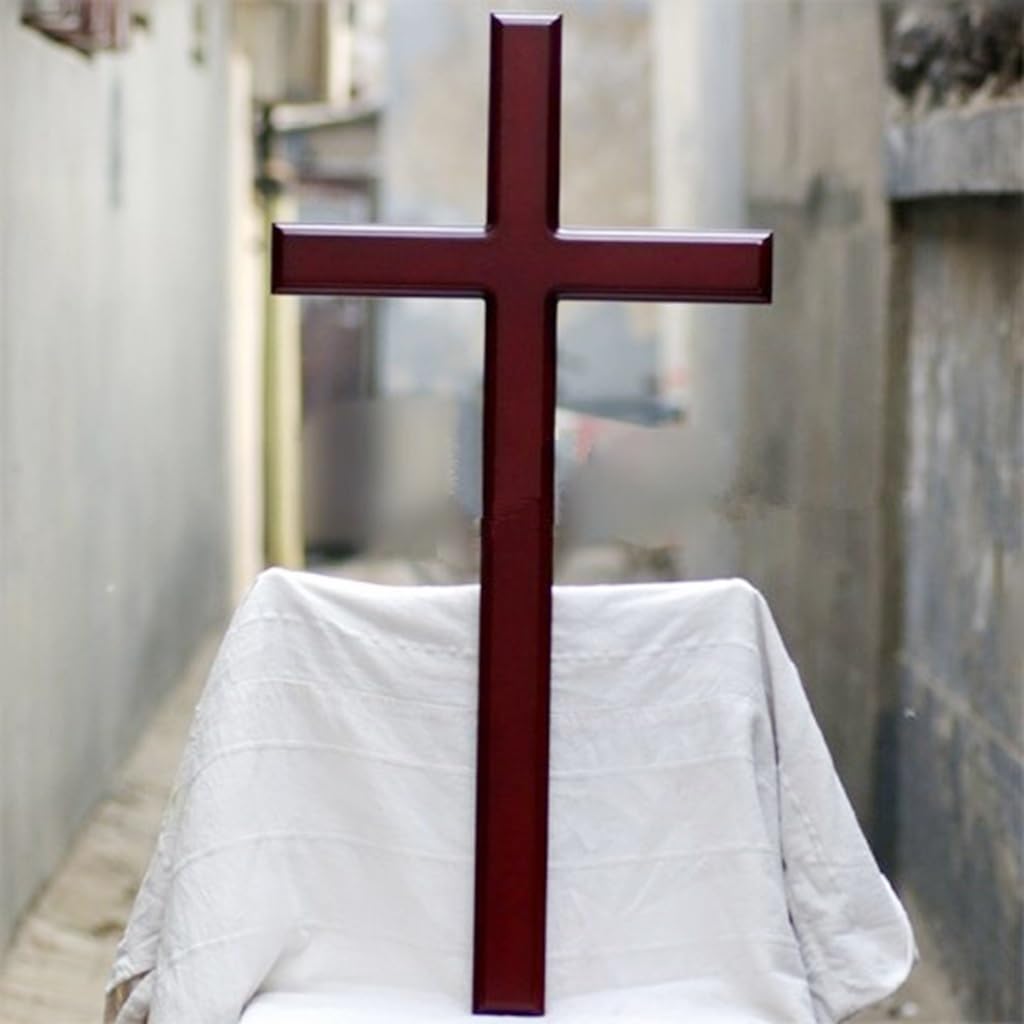 Jezus aan het kruis op eenvoudig houten kruis