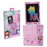 6 POCHOIRS INCLUS - Apprenez à former les lettres et les chiffres, et dessinez vos héros préférés grâce aux pochoirs inclus : Gabby, Pandy Pattes et les Gabby Chats… ils sont tous là, prêts à dessiner à vos côtés !