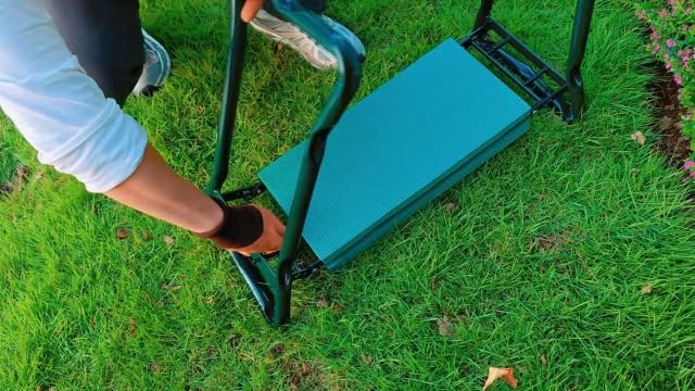 Rodilleras y asiento de jardín mejorado con almohadilla suave gruesa y ampliada, banco de jardinería resistente y asiento plegable con 2 bolsas de herramientas, regalos para mujeres, personas mayores
