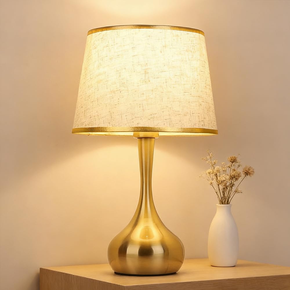 Lampada da Tavolo Oro in Metallo Satinato e Paralume in Tessuto Bianco Luce con Attacco E27 e Paralume in Stoffa Dorata Lampada da Comodino E27 Lampada da Scrivania Soggiorno Camera da Letto (Bianco)
