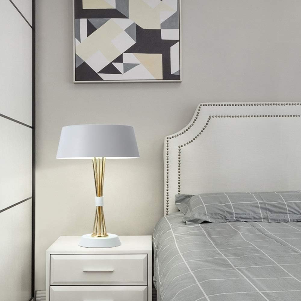 DFAEEKIYO Table Lamp Golden Creative Personality of Modern European and American Style Living Room Bedroom Simple Bedside Reading