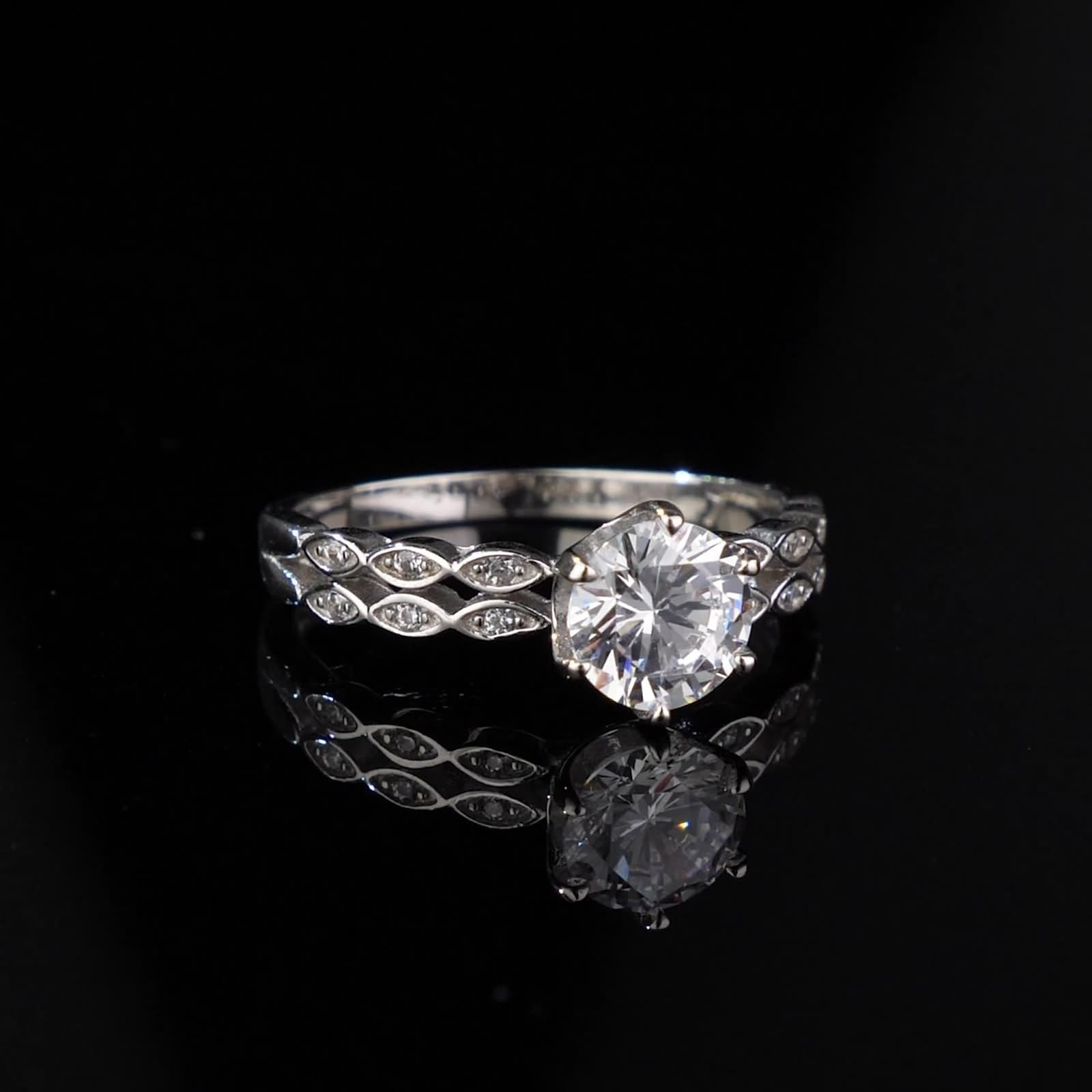 Pierścionek zaręczynowy damski, cienki, geometryczny, srebrny ze szlifem okrągłym, diament laboratoryjny, białe złoto 18K, rozmiar 61 (19,4)
