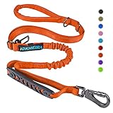 [Mango multifuncional] La correa para perros cuenta con un agarre suave con un diseño especial que proporciona una comodidad increíble y controla contra la muñeca. Esto da a tu perro libertad de movimiento y explorar su entorno. Además, se puede fijar con una anilla en D cerca del mango de las bolsas de perro o un comedero.