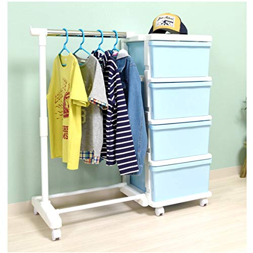 良く着る服なども、こういったすぐに取り出せる形でかけておけば翌日の着替えも楽ですよね。靴下や下着などもそばに収納しておけば、翌朝子供が自分で取り出して準備ができます。子供が手に取りやすい高さや、扱いやすいチェストを選んであげましょう。デザインやカラーも子供の好みのものを選ぶことで、準備のヤル気もUPしそうですね。