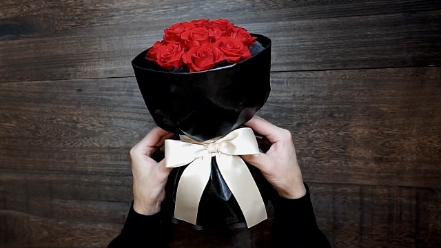 Amazon｜枯れないお花 プリザーブドフラワー 赤バラ 12本のブーケ