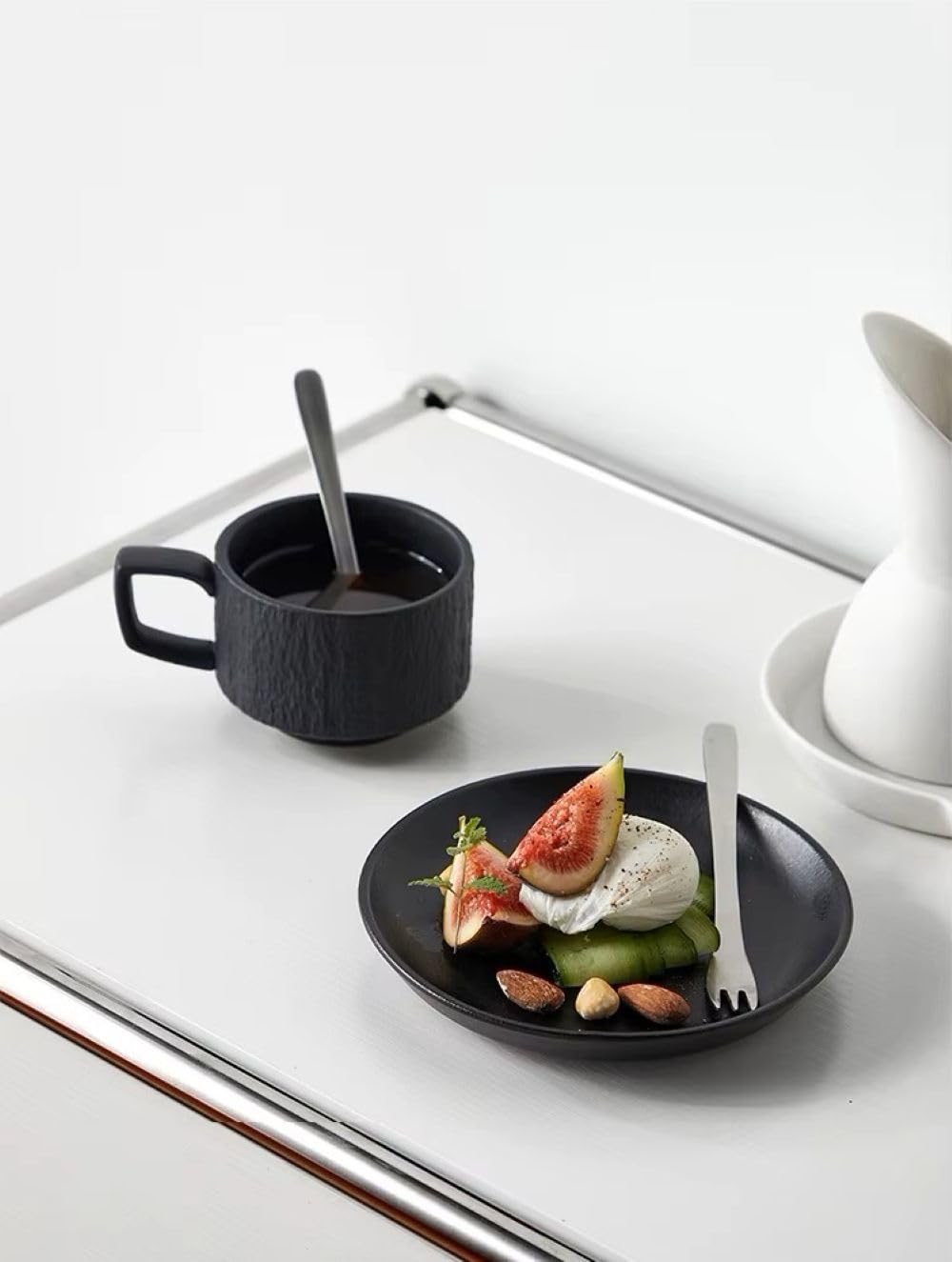 Saumo 4er Set Espressotassen mit Unterteller aus Keramik – 100 ml, modernes Design in schwarz, ideal für Espresso und kleine Kaffeespezialitäten – stilvoll für Zuhause, Büro und besondere Anlässe