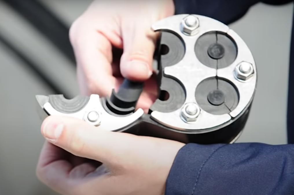 Ringraumdichtung/Mauerdurchführung HRD100 SG DN100 für 4 Kabel (wahlweise 8–30 mm oder 2×6–25 mm + 2×6–32 mm) mit Segmentringtechnik und Blindstopfen (4-fach: 2x 6-25 mm + 2x 6-32 mm)