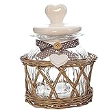 Das Set besteht aus einem herausnehmbarem klarem Glas und einem aufwändig geflochtenem Weidenkorb mit Keramikdeckel.