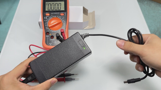 Chargeur Connecteur XLR Pour Trottinette Électrique Compatibilité tension de charge 36V à 42V