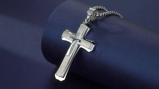 Ciondolo Uomo Acciaio 316L – Croce 65mm Con Zirconi Placcati Oro, Con Scatola