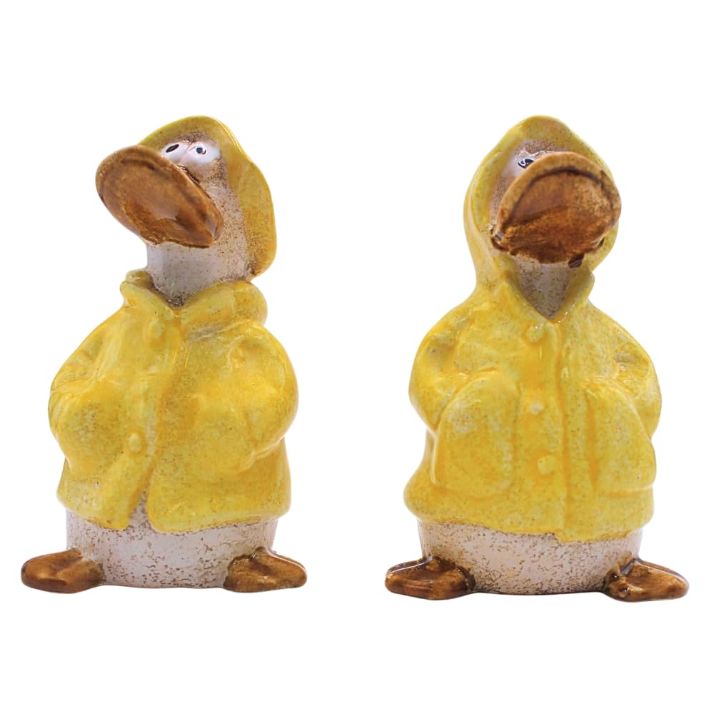 XL 2er Set Dekofiguren, Gartendeko Regenenten, Deko-Enten, Entenfiguren, Gartenfigur Ente, Teichfigur Ente in gelb mit Regenmantel und Mütze als 2er Set, Größe einer Gartenfigur, L/B/H 8 x 8 x 14 cm.