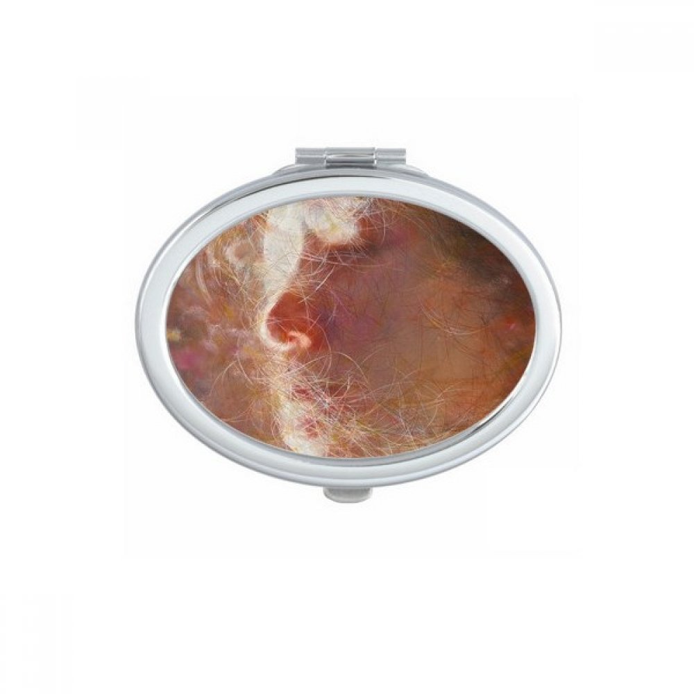 Miroir de poche à la main pour des retouches maquillage au bureau