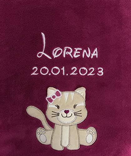 KIDDI-MEDIA Babydecke mit Name und Geburtsdatum Bestickt/kuschelig weich / 1A Qualität (Beere - Katze)