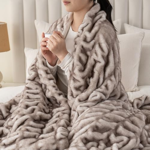 Battilo Rabbit Faux Fur Throw Blanket for Couch, Soft Fluffy Ruched Fur Blanket with Brown Tip, Cozy Thick Warm Fuzzy Decorative Mink Blanket for Bed Chair Sofa 50"x60"(Tip Dye Brown)