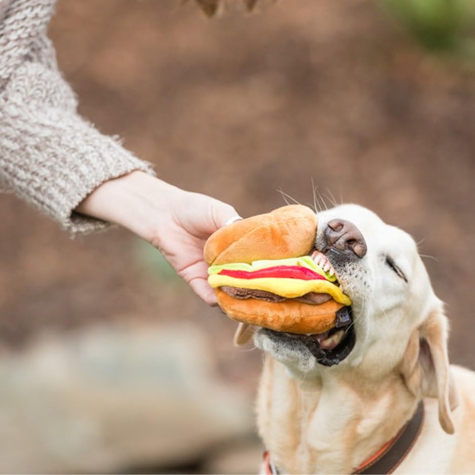 P.L.A.Y. Pet American Classic Plush - Hamburger. Handgefertigte Handwerkskunst mit dreifach vernähten Kanten sorgt für lange Haltbarkeit