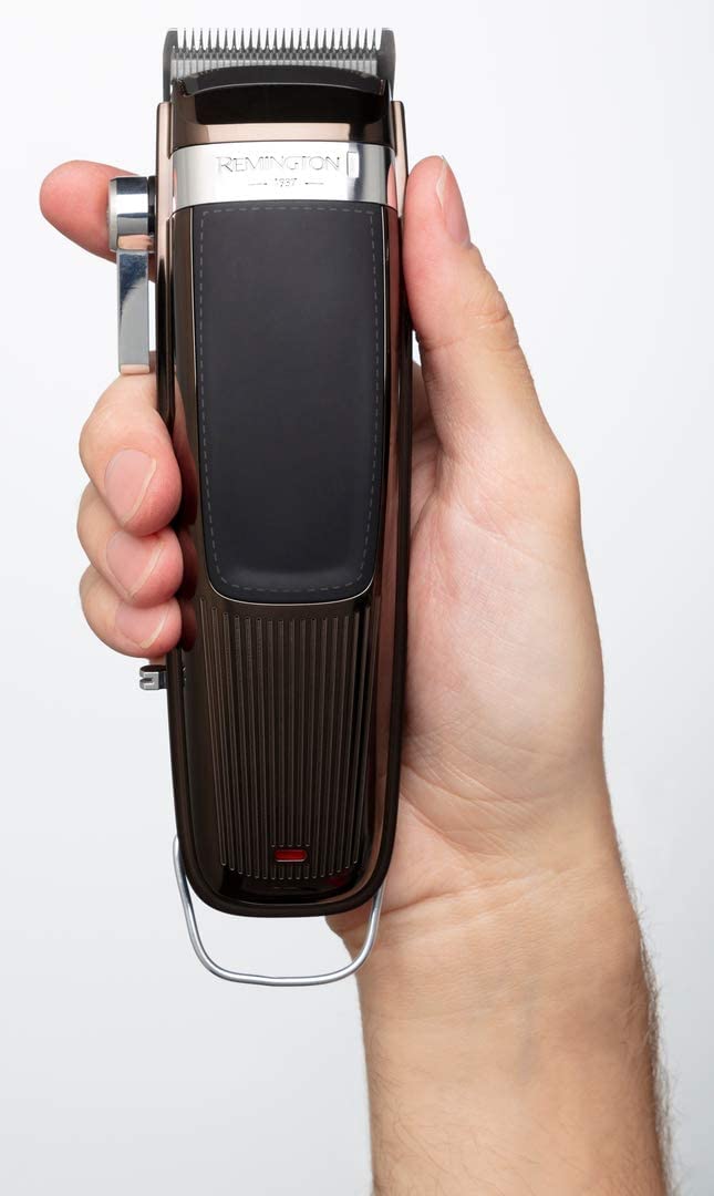 Remington Haarschneidemaschine Profi Retro [selbstschärf. Edelstahl Klingen mit Einstellhebel/Profi-Motor/0,5-25mm] Haarschneider Set (11 Aufsteckkämme, Netz-/Akkubetrieb, Lithium, Tasche) HC9100