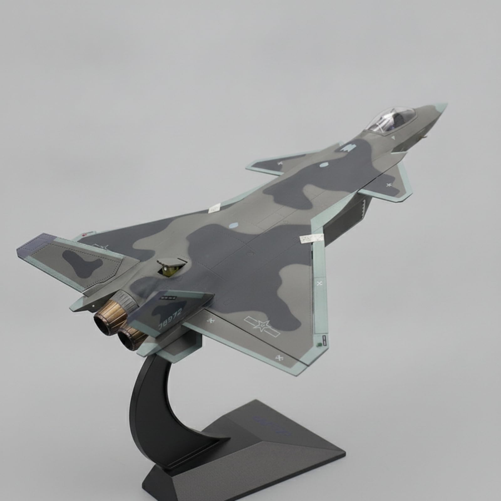 Modellino di Caccia J-20 Statico Modellino di Aereo con Supporto Elegante Aereo da Caccia in Miniatura per Scrivania
