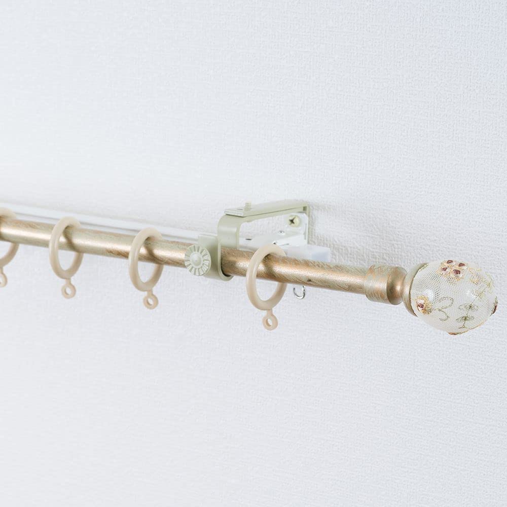 古い白磁リングがついた生成りのカーテン 古い白磁リングがついた生成りのカーテン