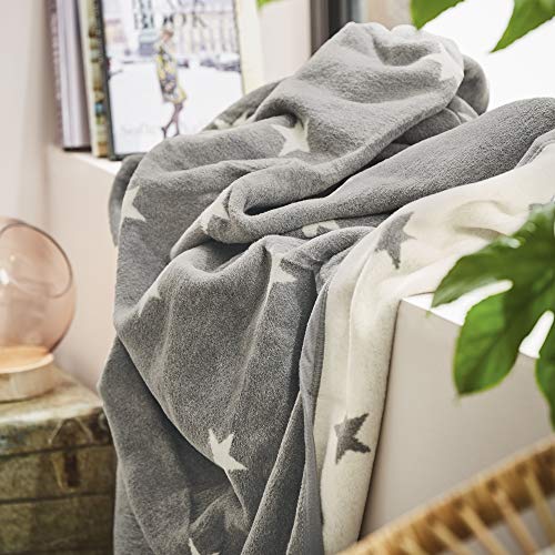 Ibena Atlanta Kuscheldecke 150x200 cm – Decke mit Sternenmuster, fröhliche Wohndecke aus hochwertiger Baumwollmischung, kuschelweich und angenehm warm