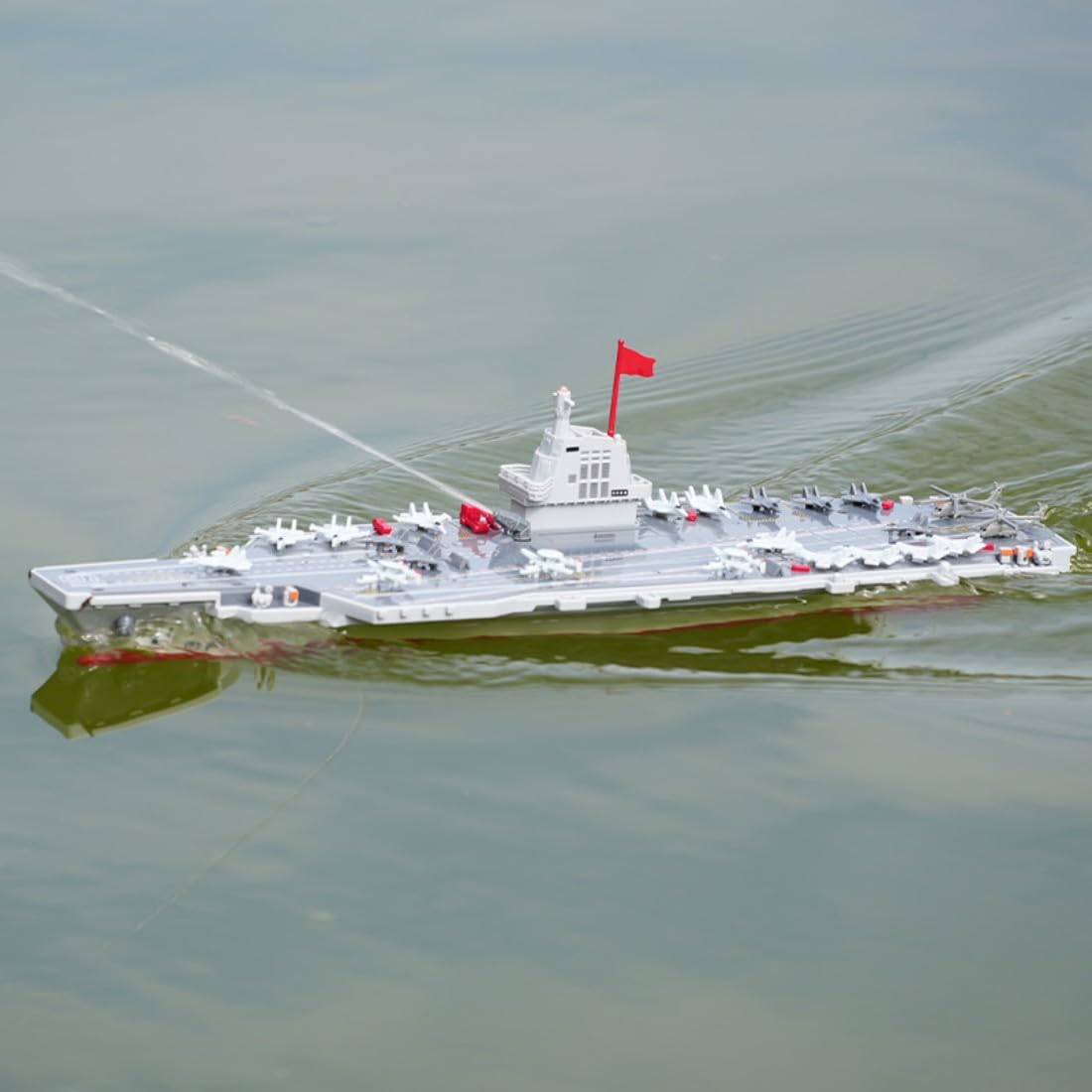 Barca portaereo RC per piscina e lago, nave da guerra telecomandata da 2,4 GHz con cannone ad acqua, nave militare elettrica impermeabile con doppio motore, velocità alta/bassa, tempo di guida di 30