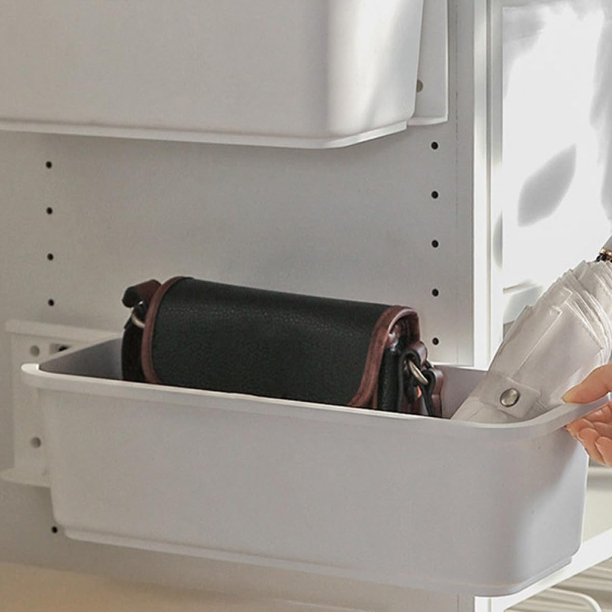 Organizer adesivo estraibile per cassetti per mensola da cucina, resistente, multiuso, in polipropilene grigio, per dispensa e armadi, ideale per un'organizzazione ordinata e salvaspazio.