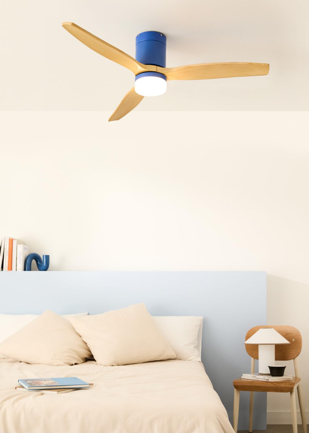 CREATE / WINDCALM M/Ventilador de techo ABS con luz azul cobalto efecto aspas madera clara con Wifi y mando / 40W, Temporizador, Ø132 cm, 3 temperaturas de luz, función verano-invierno