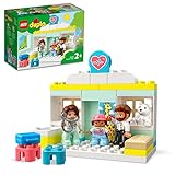 Das Set enthält außerdem einen Teddybären, eine Giraffen-Messlatte, ein Waschbecken, ein Sofa, einen aufklappbaren Koffer und 2 Stühle