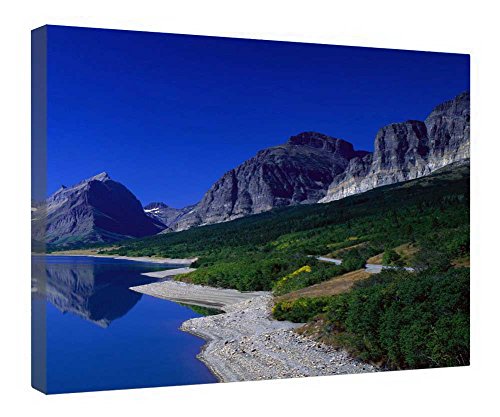 Toile montagne et lac bleu décoration murale pour un salon scandinave épuré