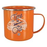 Taza de metal con diseño impreso de tamaño estándar.