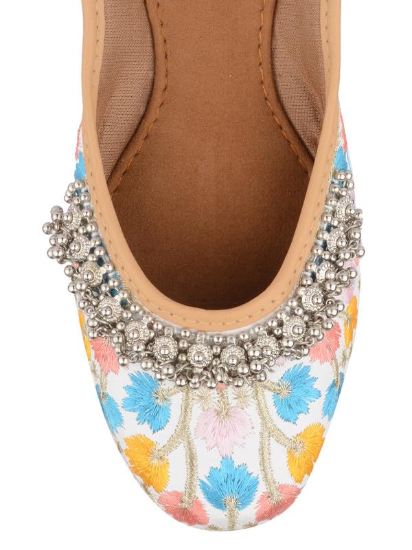 Image of Flat Footwear /Mojari /Punjabi Jutti /Bellies for Women - Embroidered Gungroo