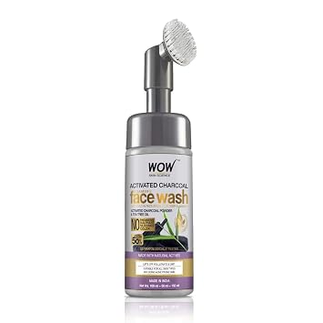 WOW Skin Science Charcoal Foaming Face Wash مع فرشاة وجه مدمجة للتنظيف العميق - لا بارابين ، كبريتات ، سيليكونز ولون - 100 مل