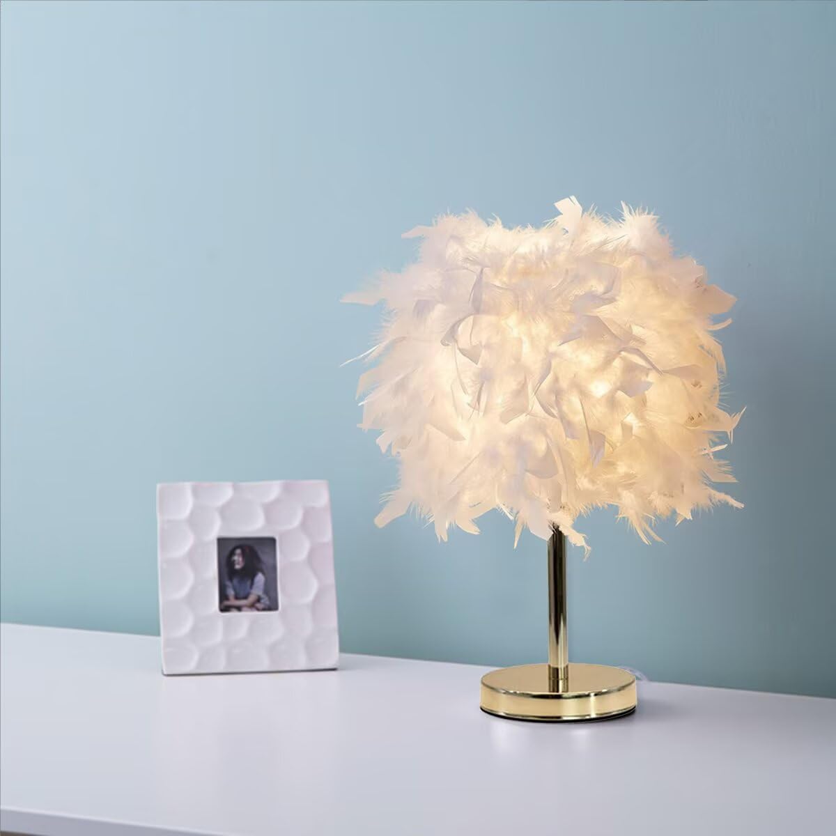 Weiße Feder-Tischlampe, Nachttischlampe mit goldenem Sockel, Feder-Tischleuchte, Schreibtisch-Lampenschirm für Schlafzimmer, Heimdekoration, Fotografie-Requisiten