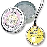 ✅ Holz-Goldmedaille für stolze lose Zahnhelden. Suchen Sie ein süßes Geschenk für Ihr Kind? Diese Zahndose für Kinder macht nur ein bisschen mehr Spaß: Mit dieser tollen Auszeichnung kann jedes Kind die Lücke vom ersten fehlenden Zahn zeigen.