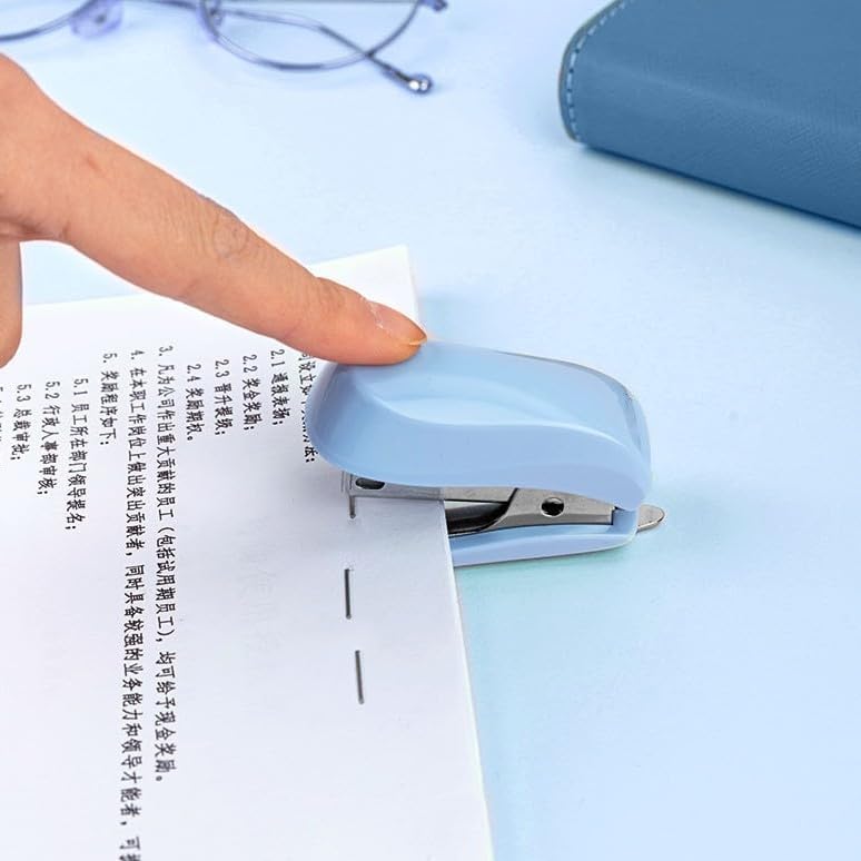 Miniatura 5 de Mini grapadora de color azul con grapas, pequeña y bonita engrapadora para escritorio, regalo para estudiante u oficina (azul)