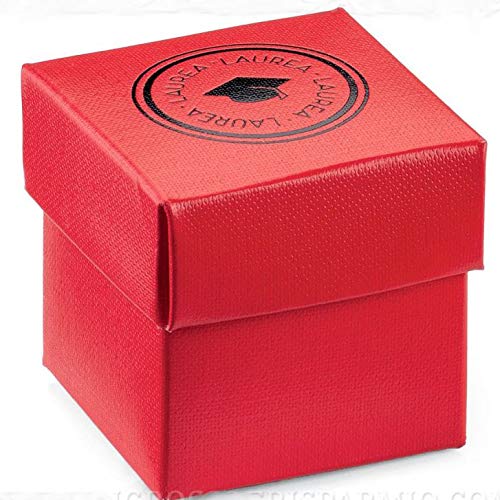 Scatolina portaconfetti in cartoncino rigido rosso a forma di libro chiuso da un nastrino con stampa su copertina a forma di tocco nero - Bomboniere laurea(12 pz. con confetti bianchi