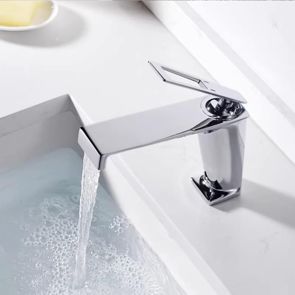 Lavabo cascade chrome mitigeur eau chaude et froide élégant pour salle de bain moderne