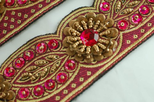 Tasiemka z indyjskim haftem, tradycyjny, cekiny, perły i kamienie ozdobne, ręcznie haftowana na wstążce żakardowej w stylu indyjskim, do Salwar Kameez, oryginalny projekt Neotrims z kolekcji specjalnej embellished-Trimmings-Collection do dekoracji domu or