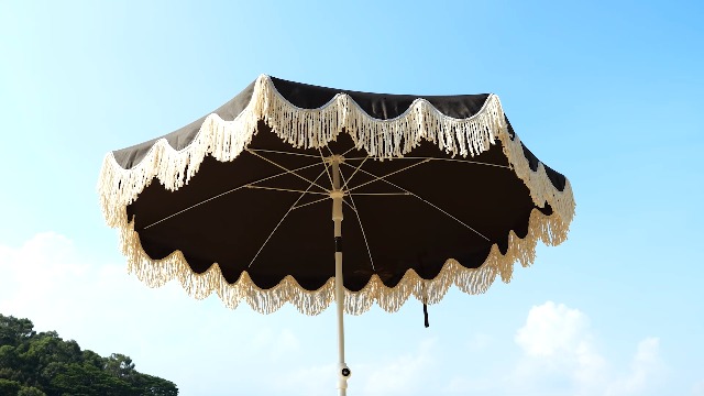 JONATHAN Y Mariner 6.5 ft. Solid Fringe Beach Umbrella, Black