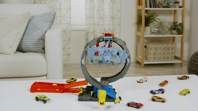 Hot Wheels City Wreck & Ride Gorilla Attack with 1 Hot Wheels Car