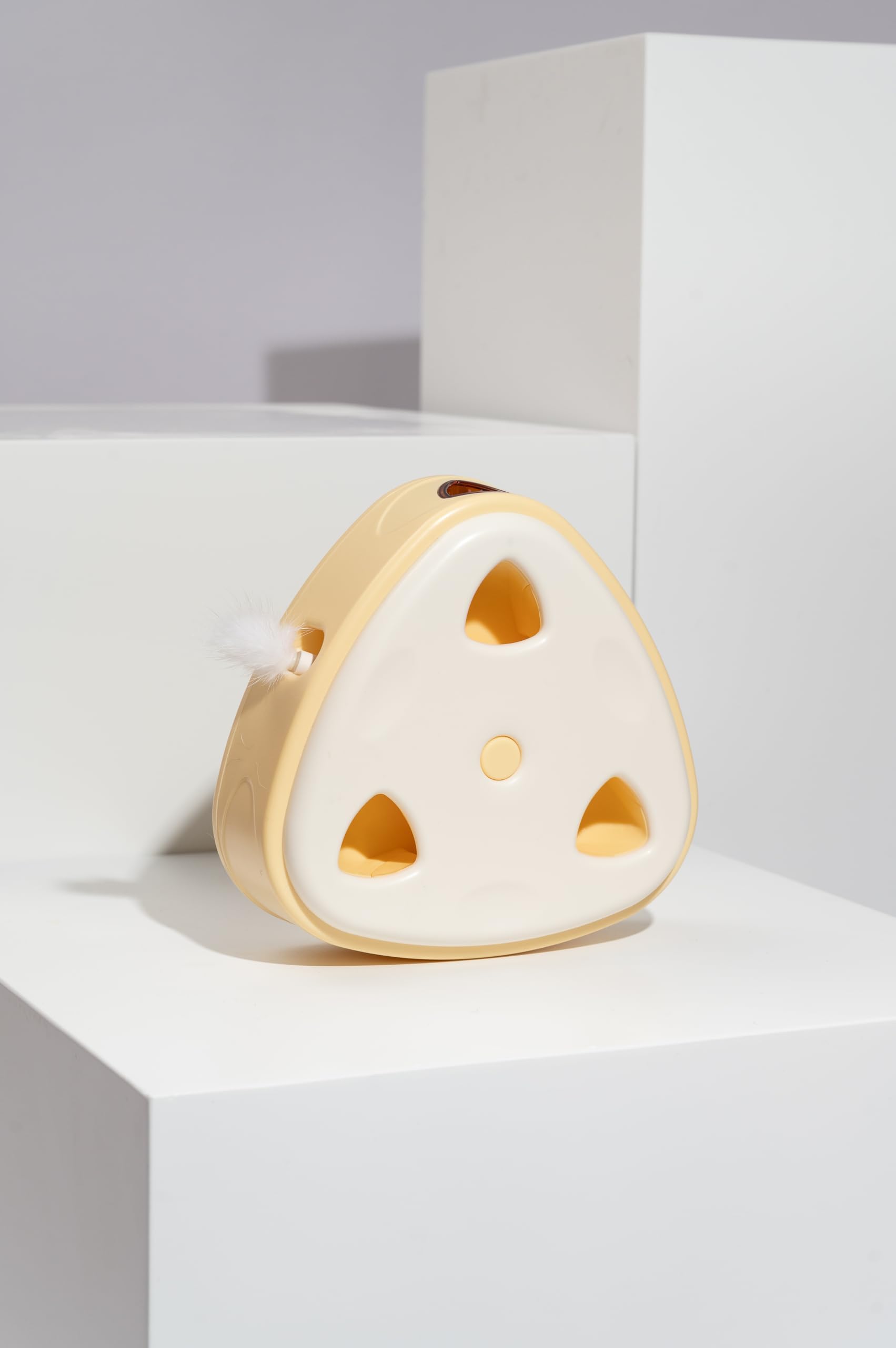 FOFOS Jouet interactif pour chats Boîte à fromage, activé par mouvement, mouvement aléatoire, plumes réelles, fonctionne sur piles, mode veille automatique