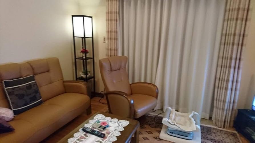 プラクティカルな設計のラック付きLEDフロアライト