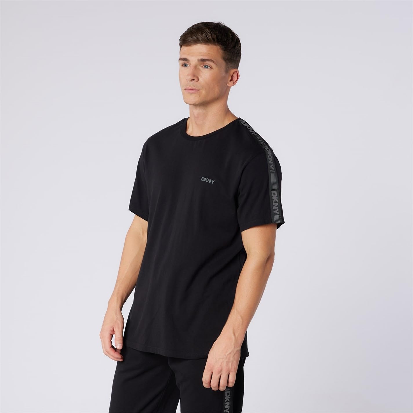 DKNY Penguins Camiseta Hombre Manga Corta 100% Algodón Negra | Camisetas Hombre Ropa Deportiva y Loungewear con Cuello Redondo y Banda Lateral | Camiseta de Algodón Hombre Negra | Idea Regalo Hombre
