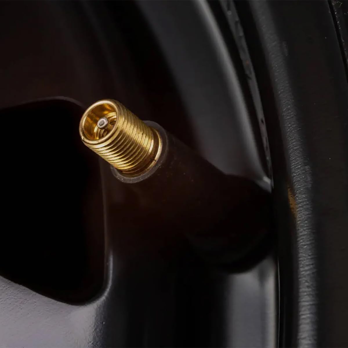 Elsjoy Confezione da 100 steli della valvola per pneumatici TR413, stelo della valvola del pneumatico senza camera d'aria in gomma, stelo corto nero della valvola del pneumatico, adatto a fori del