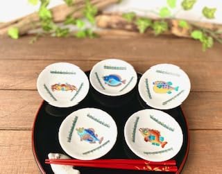 花と魚の絵柄 皿 3枚セット Amazon | 百華園 九谷【皿揃え】花弁型 魚紋絵変り 3号 磁器 直径約9.7